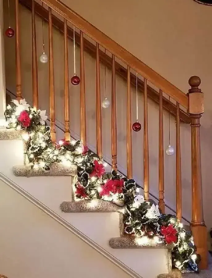 decoração natalina para escada de madeira Foto Pinterest