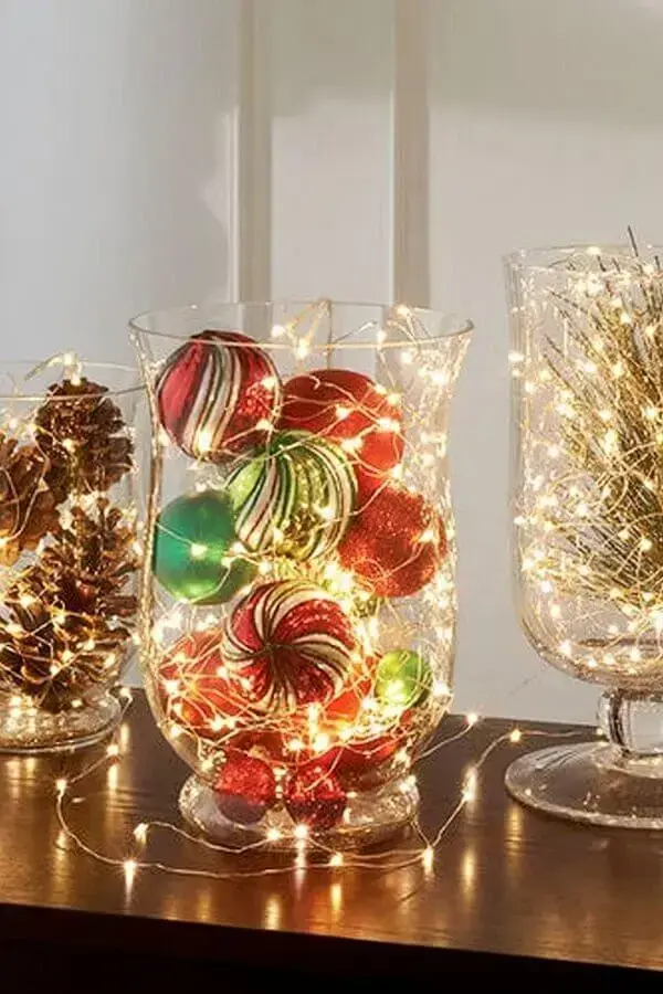 decoração natalina simples com bolas pisca pisca e pinhas Foto Centerpiece Inspiration