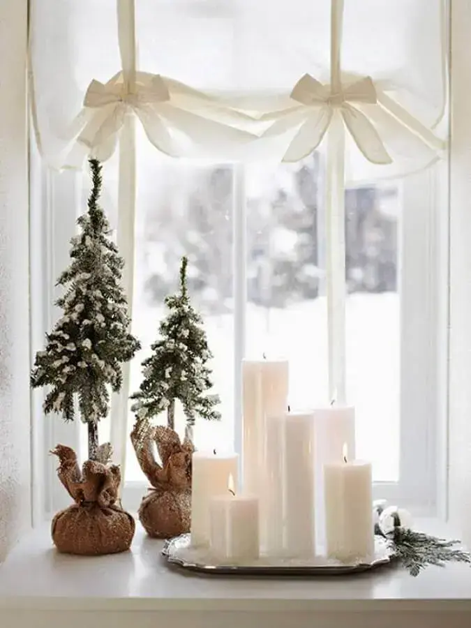 simple christmas decoration with small pine trees and white candles Foto Pinterest