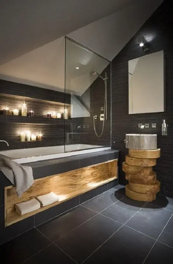 decoração para banheiro cinza com madeira e iluminação embutida Foto Artemis