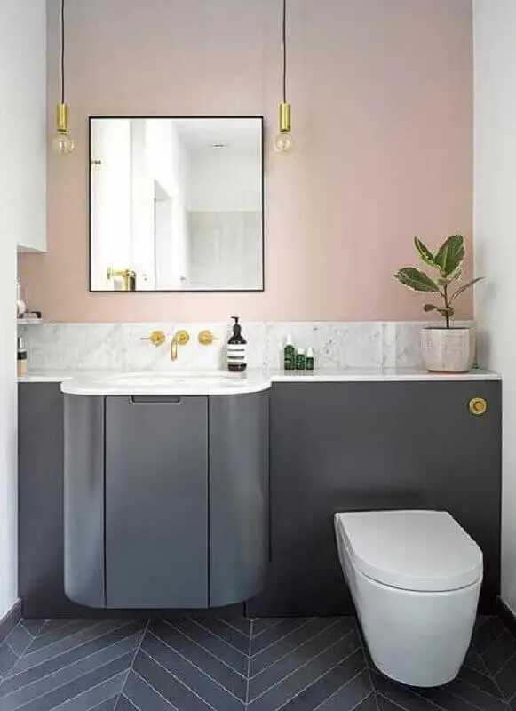 decoração para banheiro cinza e rosa com detalhes em dourado Foto Sua Decoração