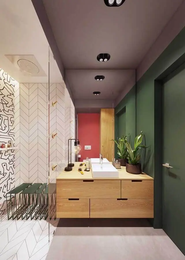 decoração para banheiro moderno com parede verde musgo e gabinete de madeira Foto iFuun