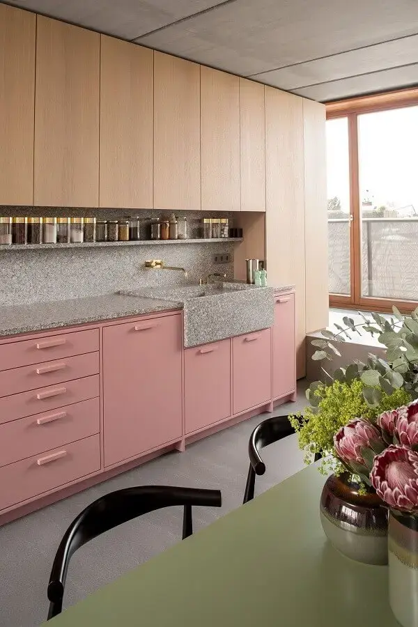 decoração para cozinha com armário rosa e de madeira Foto Dana Tomic