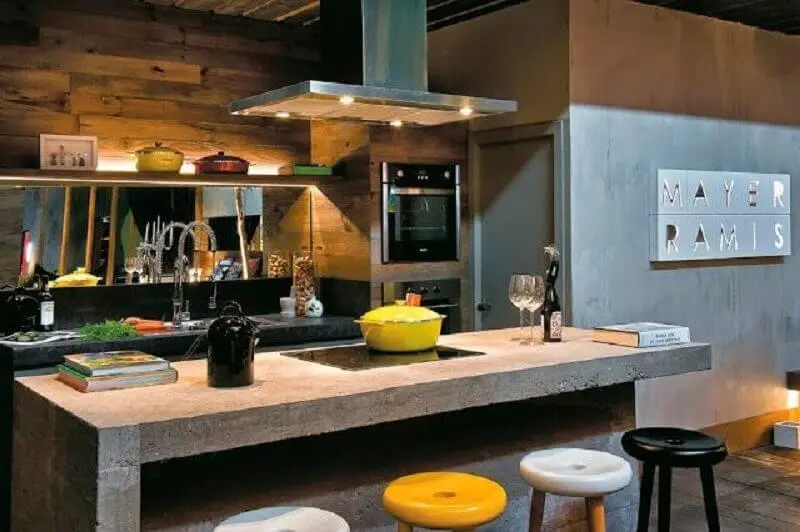 decoração para cozinha com bancada de concreto e revestimento em madeira Foto O Azulejista
