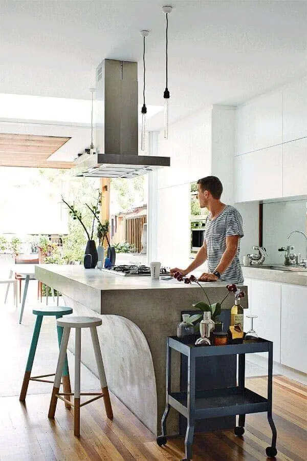 decoração para cozinha com bancada de concreto moderna e banquetas de madeira pintadas Foto Pinterest