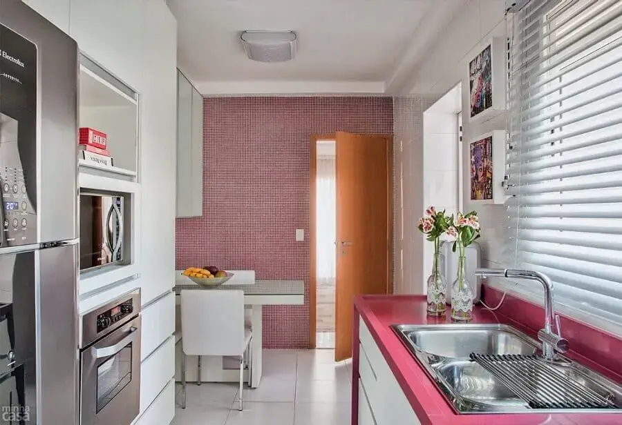 decoração para cozinha cor de rosa pequena com armários planejados Foto Vivian Design