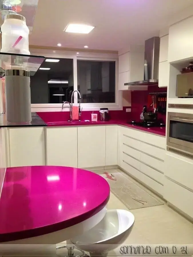 decoração para cozinha rosa choque e branca planejada Foto Construindo Minha Casa Clean