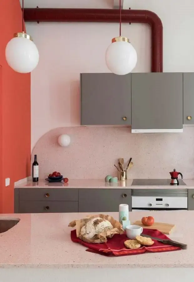 decoração para cozinha rosa com armários cinza e pendente redondo Foto Pinterest