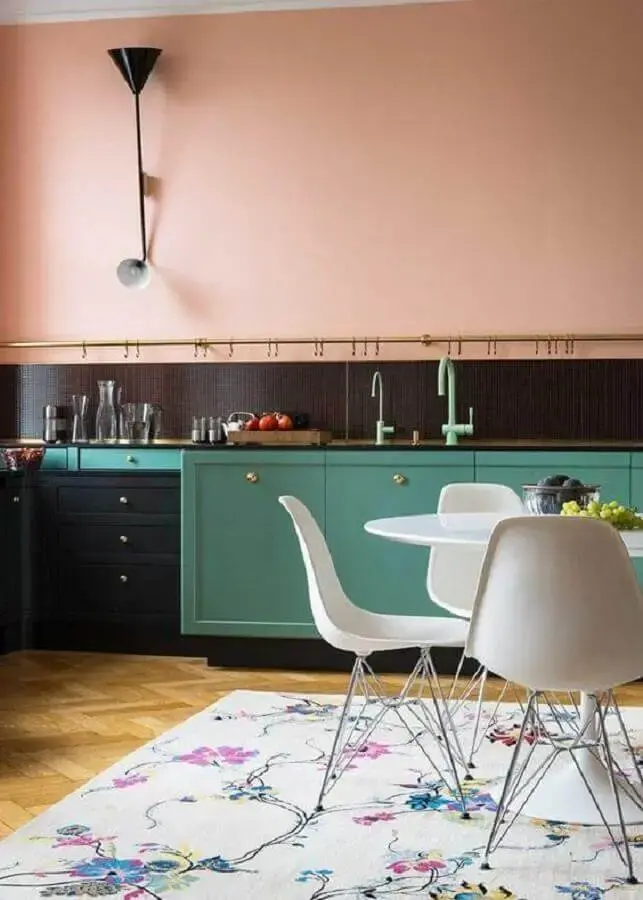 decoração para cozinha rosa com armários verdes Foto iFunn