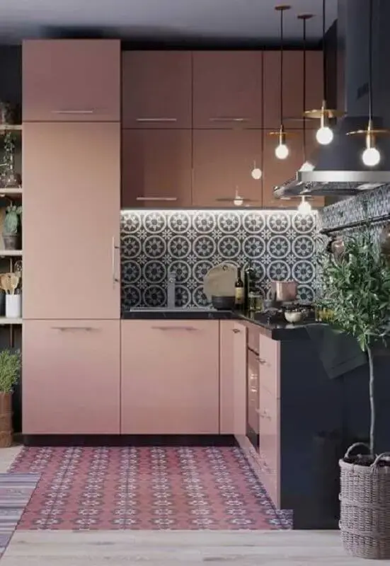 decoração para cozinha rosa pequena com pendentes modernos Foto Home Decor Passion