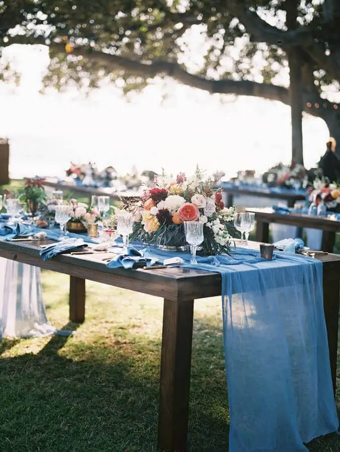 decoração para festa de casamento no campo com mesas de madeira e arranjo de flores Foto Pinterest