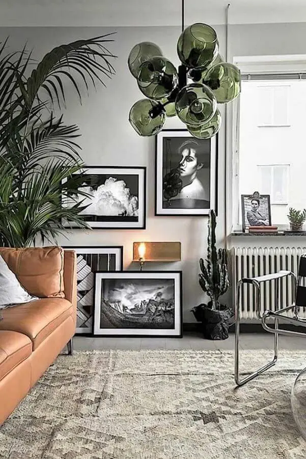 decoração para sala com sofá de couro e luminária verde musgo Foto HomeDeco