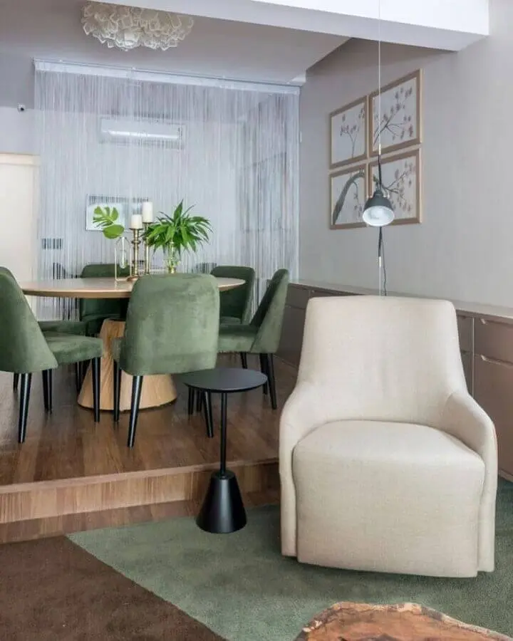 decoração para sala de jantar com mesa redonda e cadeiras verde musgo Foto Mis Arquitetura