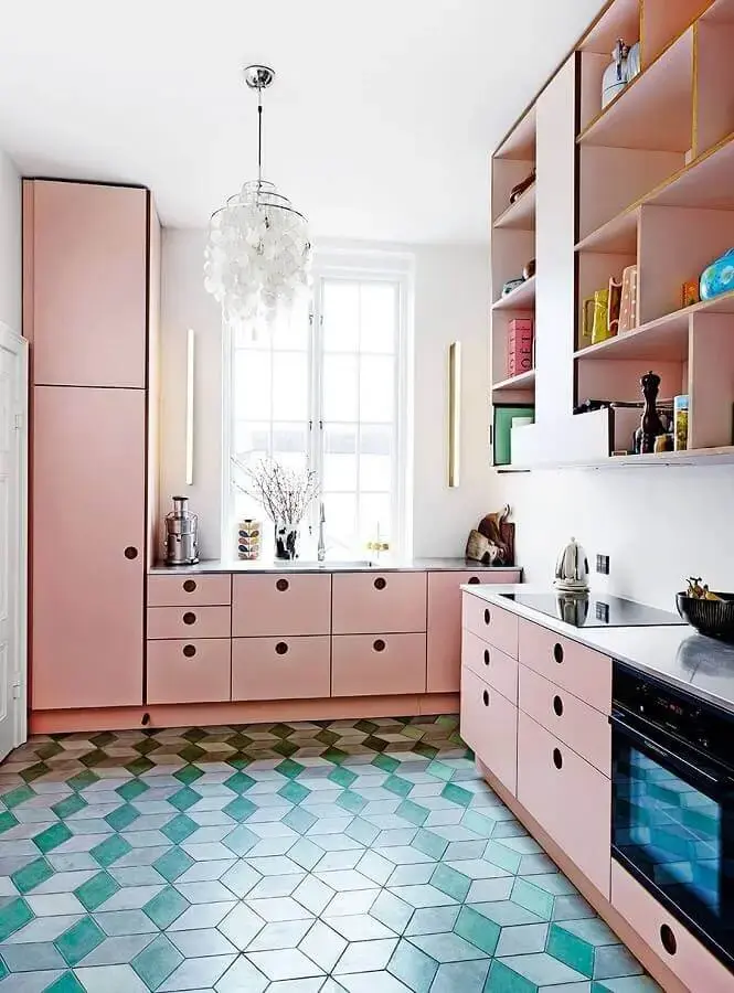Cozinha rosa e preto com azulejos geométricos