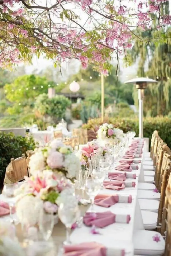 decoração romantica para casamento no campo com guardanapo rosa e arranjo de flores Foto Style Me Pretty