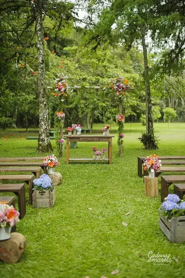 decoração rústica para festa de casamento simples no campo Foto Cadeira Amarela