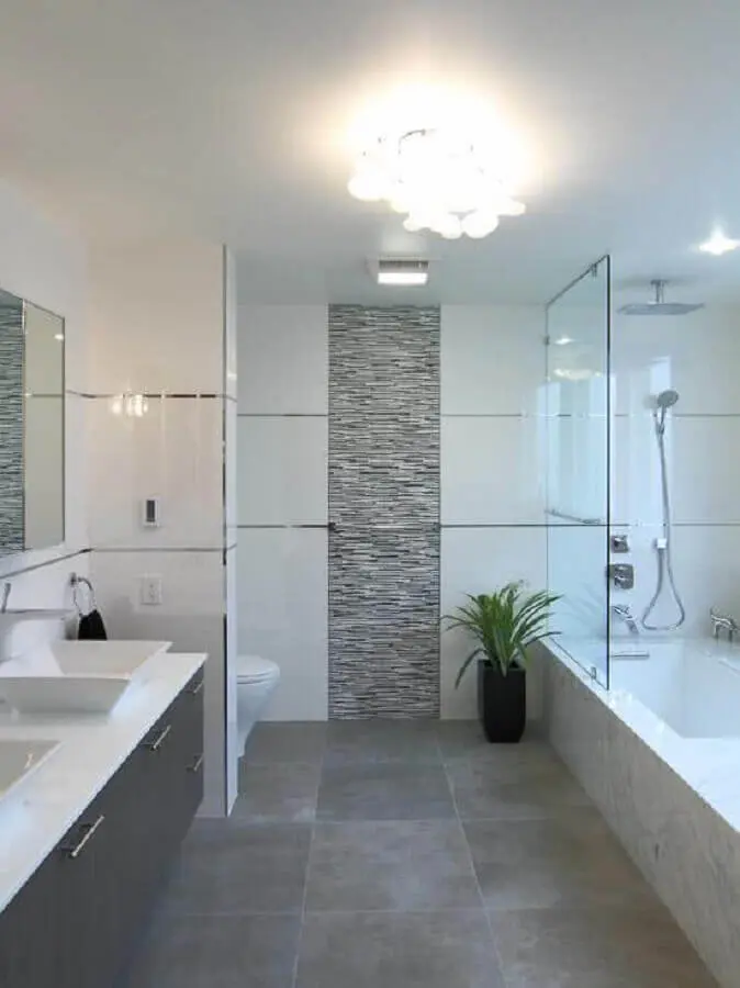 decoração simples para banheiro cinza com banheira Foto Webcomunica