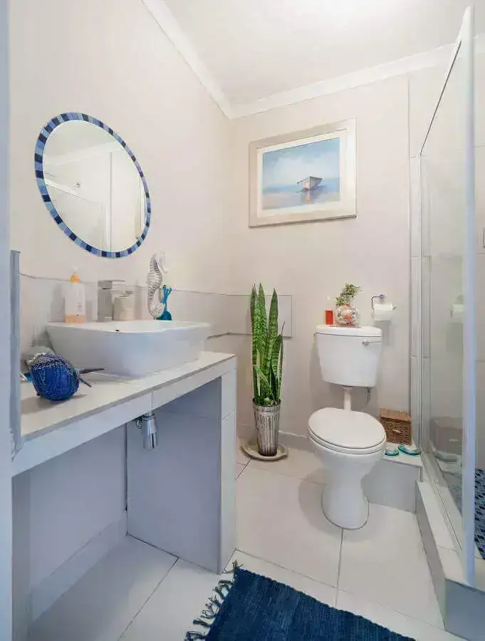decoração simples para banheiro pequeno com espelho redondo