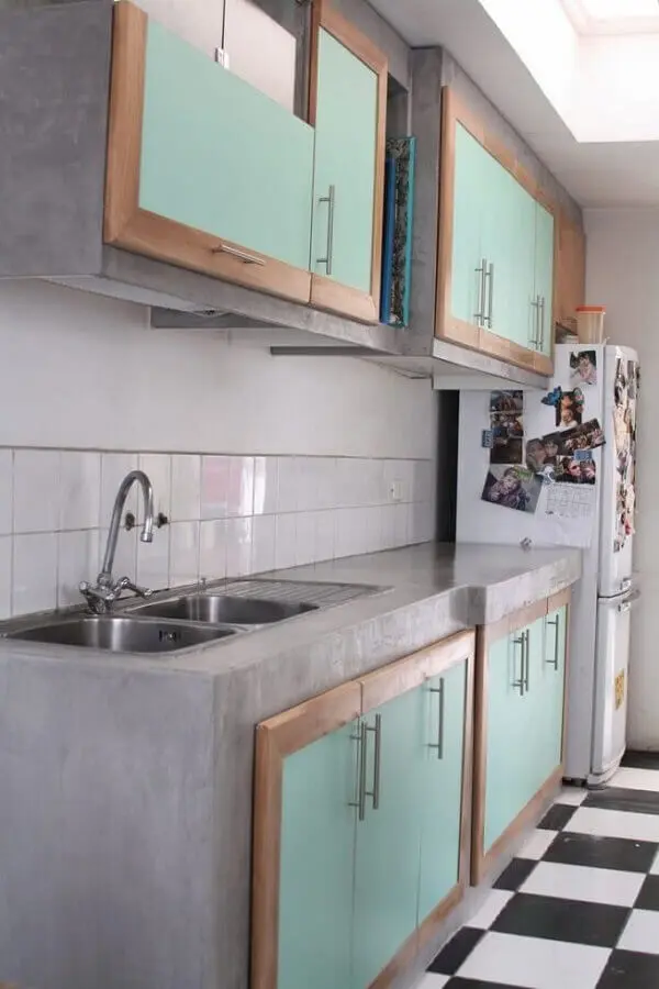 decoração simples para cozinha com bancada de concreto e armários planejados Foto Arquidicas