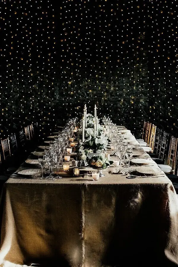 decoração sofisticada para festa de réveillon com cortina de luzinhas Foto StyleCaster