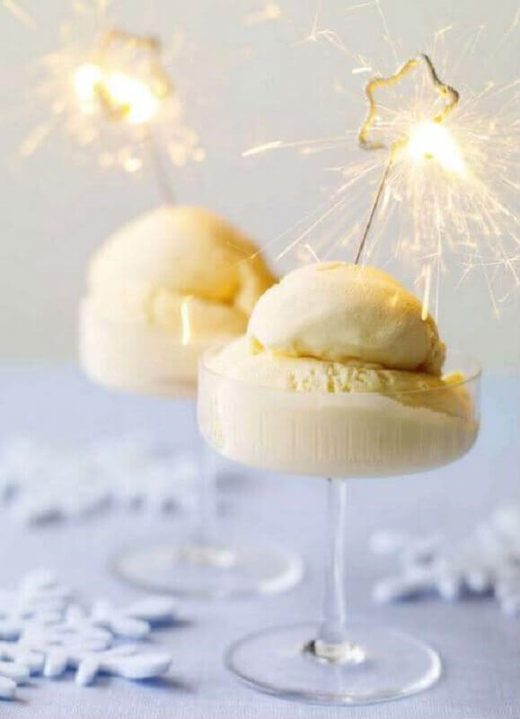 doce decorado com vela de estrelinha para festa de ano novo Foto Divine Ice Cream