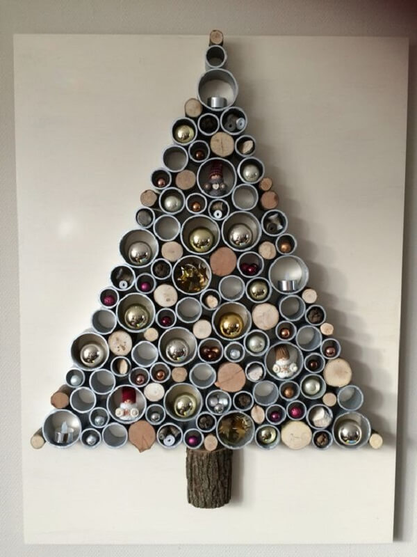 Árvore de Natal na parede feita com tubos de pvc