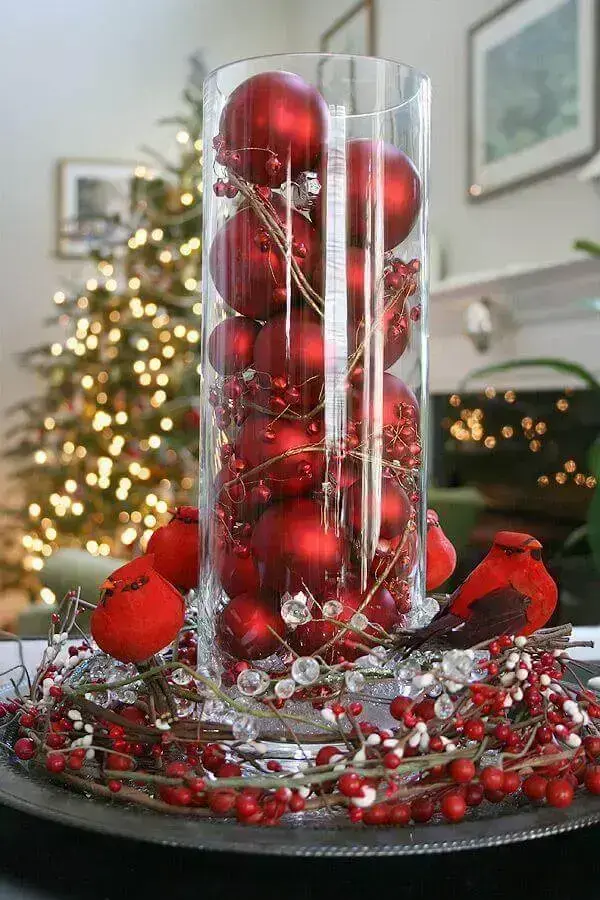 enfeite com bolas vermelhas para decoração natalina simples Foto The Happy Heathen
