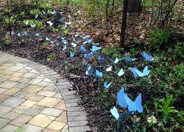 As borboletas dispersas na vegetação podem compor lindos enfeites para jardim
