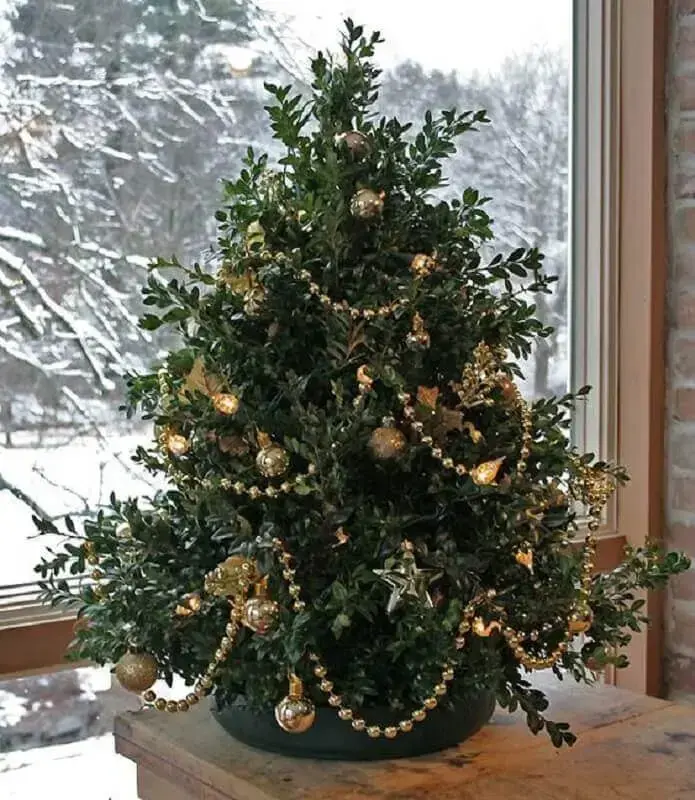 enfeites dourados para decoração de árvore de natal pequena Foto Kelly Bernier Designs