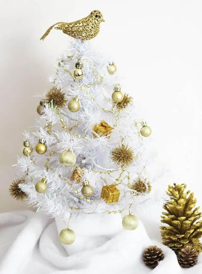 enfeites dourados para árvore de natal branca pequena Foto The Holk