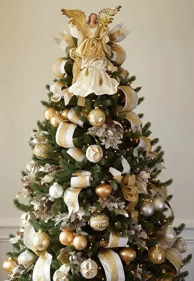 enfeites dourados para árvore de natal com anjo no topo Foto House Decoration