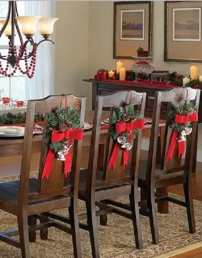 enfeites para decoração de Natal em cadeiras Foto Elle Decor