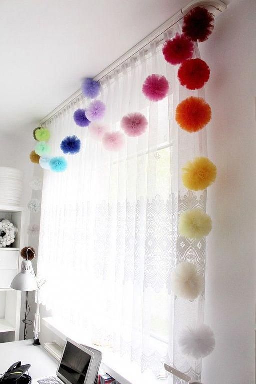 Pompons coloridos para decorar a cortina do quarto infantil