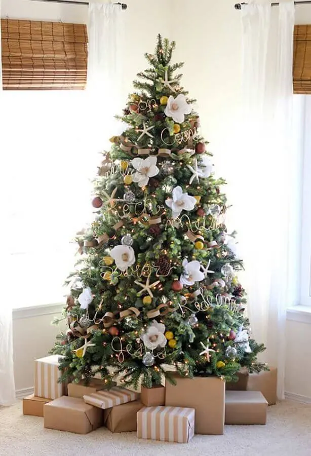 enfeites para árvore de natal com flores e pinhas Foto OBSiGeN