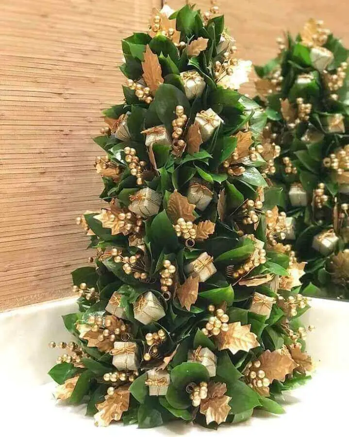 enfeites para árvore de natal com presentinhos e folhas secas douradas Foto Franziska Hubener