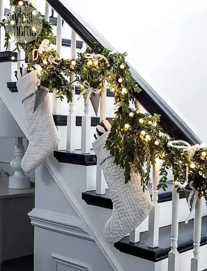 escada com decoração de natal com botas brancas Foto The Grad