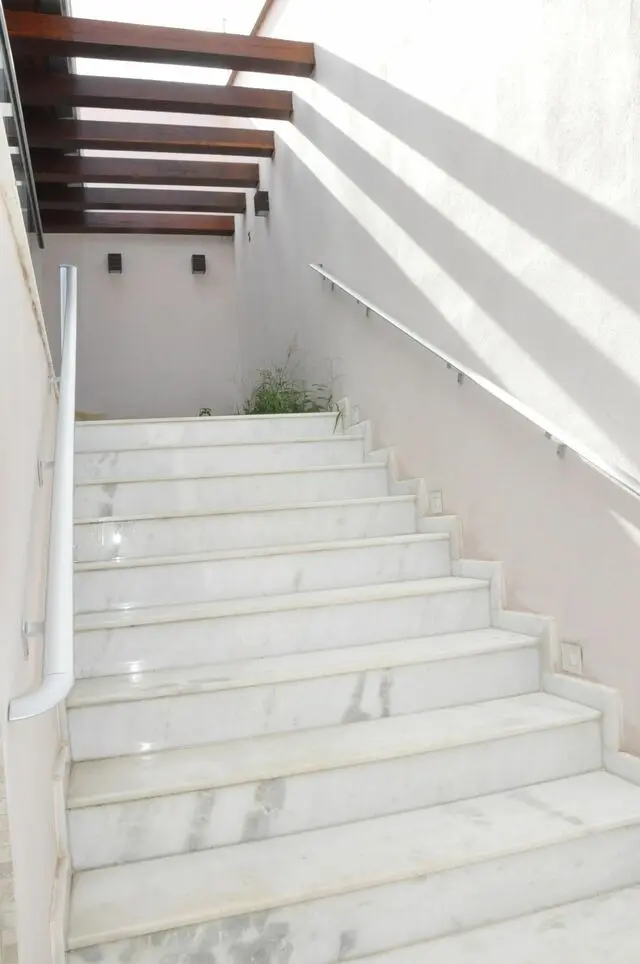 escada externa - escada branca com mármore 