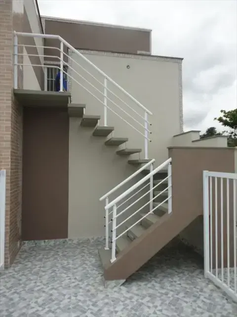 escada externa - escada com corrimão branca 