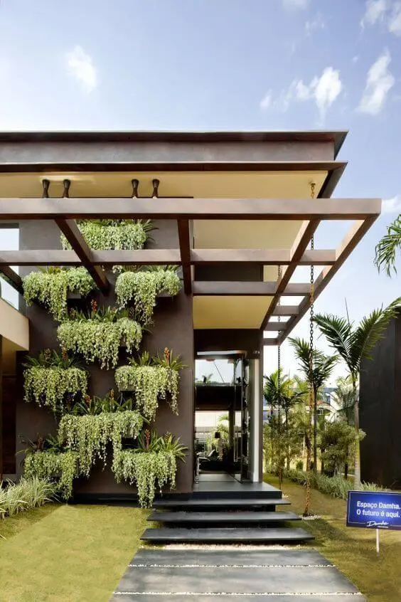 escada externa - fachada moderna com vegetação viva e pergolado 