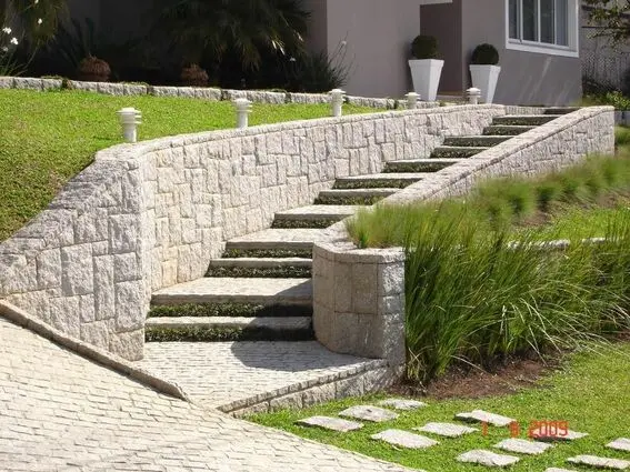 escada externa - área externa com escada de pedras 