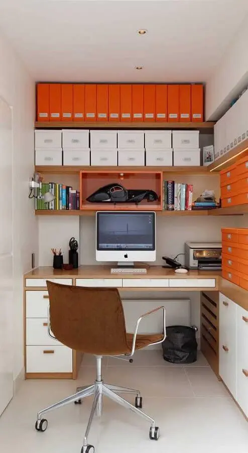 escritório planejado com prateleiras de madeira e cadeira giratória com braço Foto Pinterest
