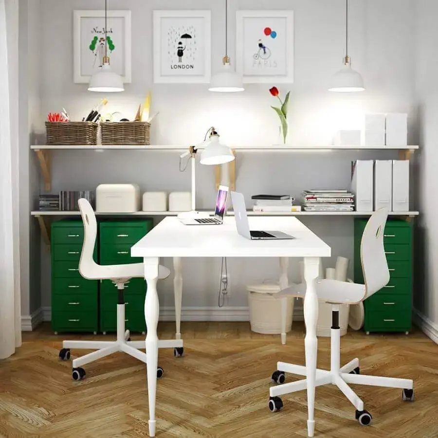 escritório simples decorado com cadeira giratória branca sem braço Foto Furniture Design
