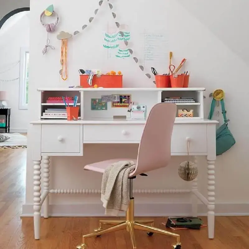 escrivaninha branca decorada com cadeira giratória rosa claro com pé dourado Foto Crate and Kids