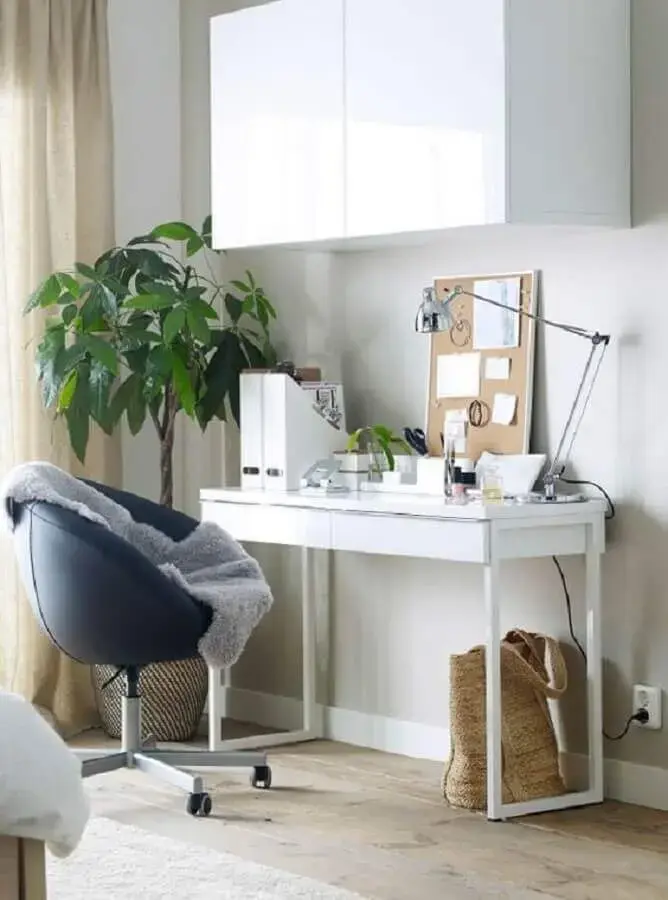 escrivaninha branca simples decorada com cadeira decorativa giratória Foto Home Design Ideas