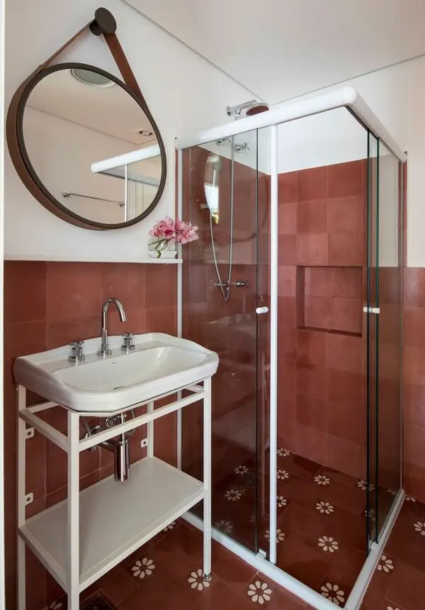 espelho adnet - banheiro branco e marrom 