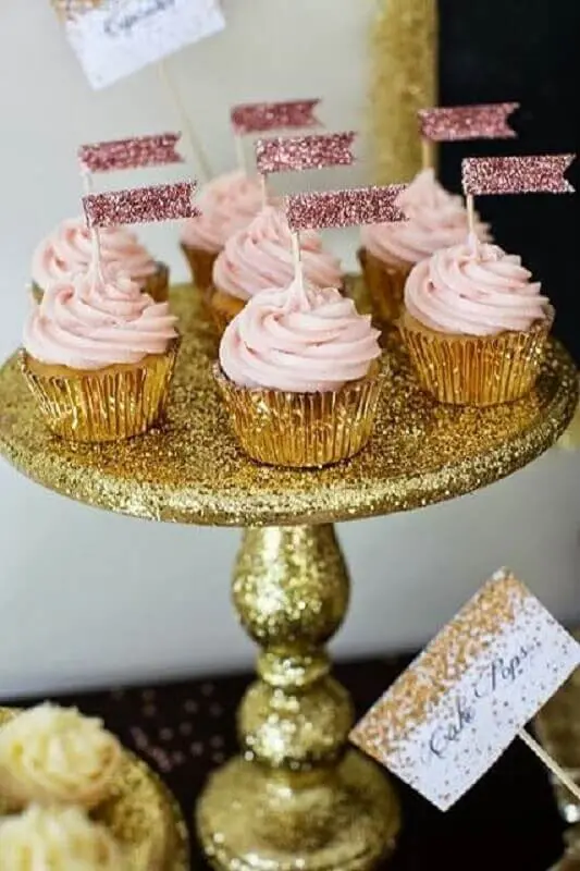 festa de réveillon com cupcakes em forminhas douradas Foto Emma Courtney