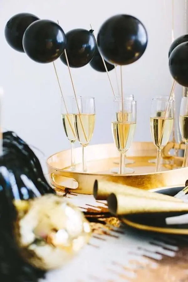 festa de réveillon decorada com pequenos balões pretos em taças Foto Ideias Decor