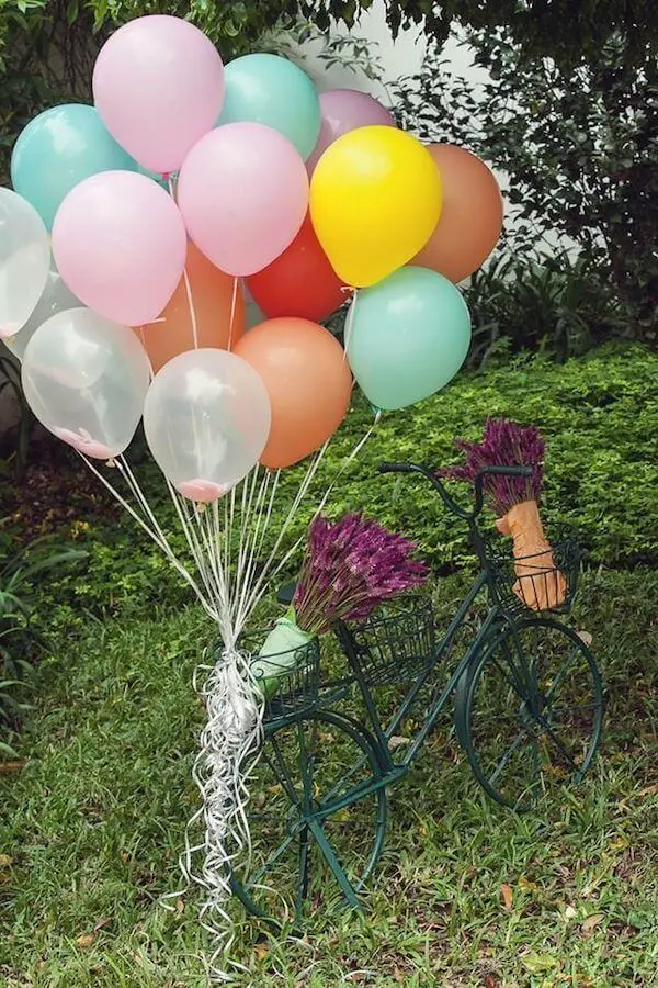 festa piquenique decorada com arranjo de balões preso em bicicleta Foto Vestida de Mãe