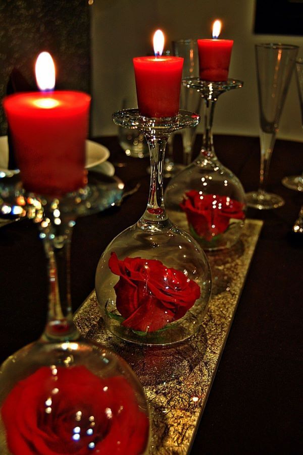 Flores e velas na decoração de mesa de natal