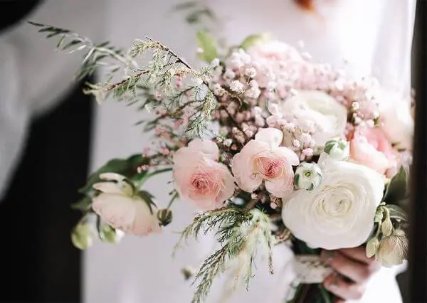 Buquê de noiva com as flores para casamento lisianthus